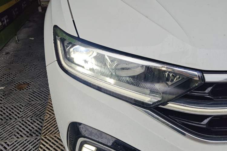 Used Volkswagen T-ROC 2023 300TSI DSG Two-Wheel-Drive Chen Guang Edition Right Front Headlight