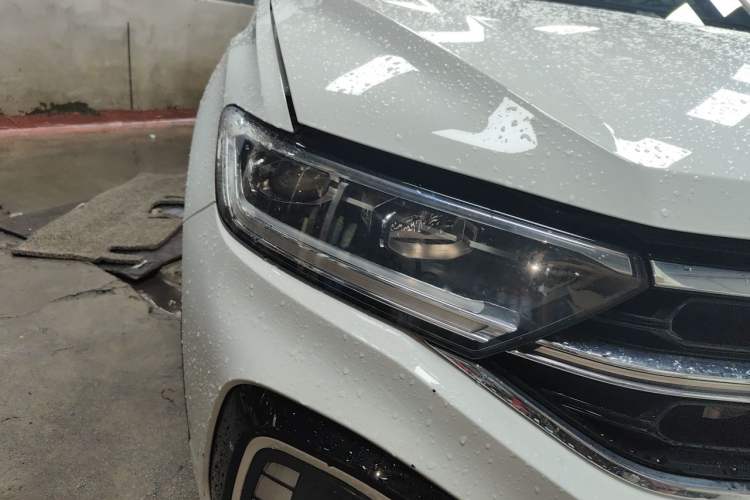 Used Volkswagen T-ROC 2023 300TSI DSG Two-Wheel-Drive Chen Guang Edition Right Front Headlight
