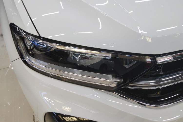 Used Volkswagen T-ROC 2023 300TSI DSG Two-Wheel-Drive Chen Guang Edition Right Front Headlight