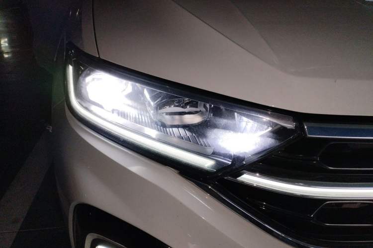 Used Volkswagen T-ROC 2023 300TSI DSG Two-Wheel-Drive Chen Guang Edition Right Front Headlight
