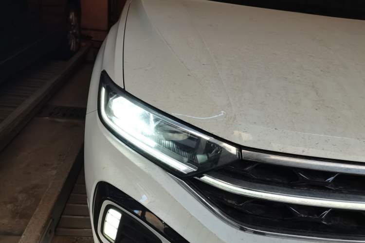 Used Volkswagen T-ROC 2023 300TSI DSG Two-Wheel-Drive Chen Guang Edition Right Front Headlight