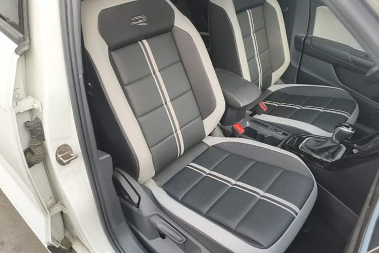 Used Volkswagen T-ROC 2023 300TSI DSG Two-Wheel-Drive Chen Guang Edition Right Front Seat