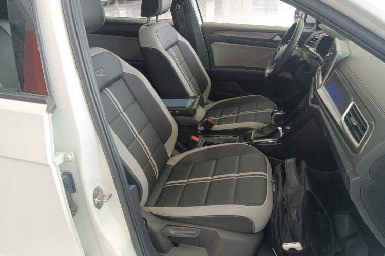 Used Volkswagen T-ROC 2023 300TSI DSG Two-Wheel-Drive Chen Guang Edition Right Front Seat