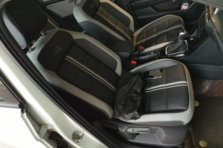 Used Volkswagen T-ROC 2023 300TSI DSG Two-Wheel Drive Starlight Edition Right Front Seat