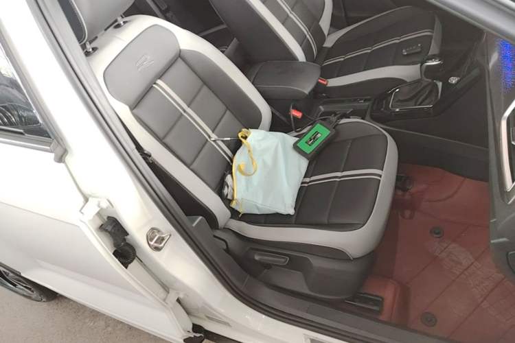 Used Volkswagen T-ROC 2023 300TSI DSG Two-Wheel-Drive Chen Guang Edition Right Front Seat