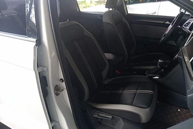 Used Volkswagen T-ROC 2023 300TSI DSG Two-Wheel-Drive Chen Guang Edition Right Front Seat