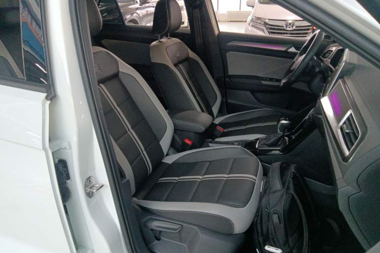 Used Volkswagen T-ROC 2023 300TSI DSG Two-Wheel-Drive Chen Guang Edition Right Front Seat
