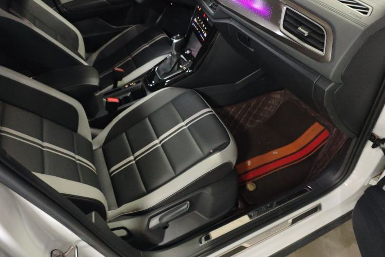 Used Volkswagen T-ROC 2023 300TSI DSG Two-Wheel-Drive Chen Guang Edition Right Front Seat