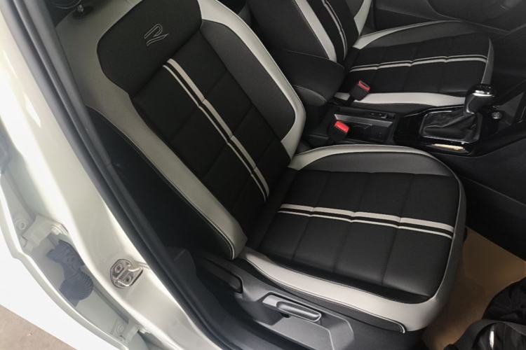 Used Volkswagen T-ROC 2023 300TSI DSG Two-Wheel-Drive Chen Guang Edition Right Front Seat