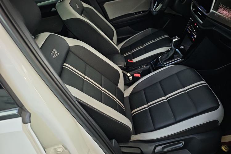 Used Volkswagen T-ROC 2023 300TSI DSG Two-Wheel-Drive Chen Guang Edition Right Front Seat