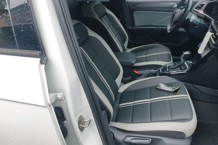 Used Volkswagen T-ROC 2023 300TSI DSG Two-Wheel-Drive Chen Guang Edition Right Front Seat