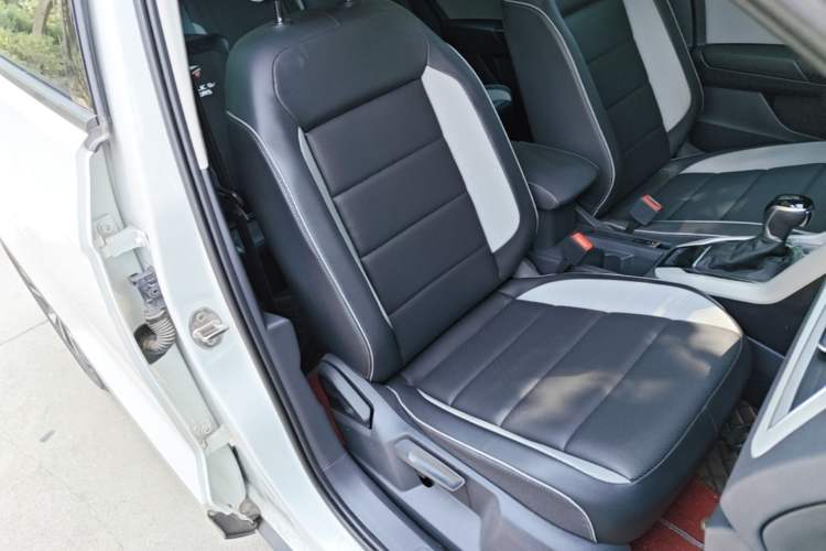 Used Volkswagen T-ROC 2023 280TSI DSG Two-Wheel Drive Time Edition Right Front Seat
