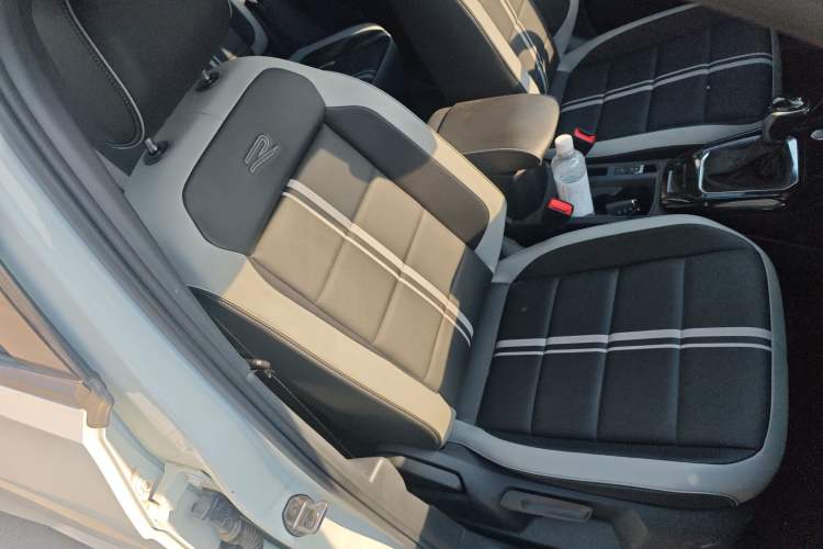 Used Volkswagen T-ROC 2023 300TSI DSG Two-Wheel Drive Starlight Edition Right Front Seat