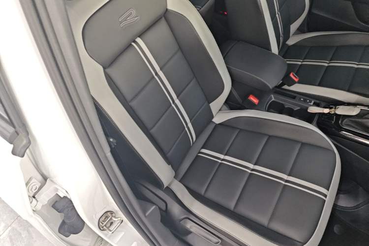 Used Volkswagen T-ROC 2023 300TSI DSG Two-Wheel-Drive Chen Guang Edition Right Front Seat