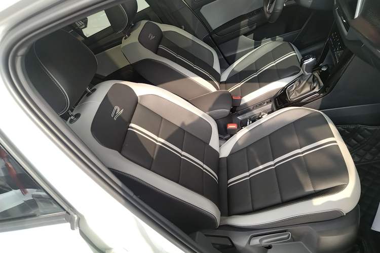 Used Volkswagen T-ROC 2023 300TSI DSG Two-Wheel-Drive Chen Guang Edition Right Front Seat
