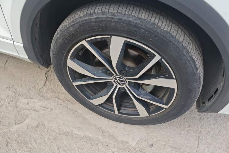 Used Volkswagen T-ROC 2023 300TSI DSG Two-Wheel-Drive Chen Guang Edition Right Front Wheel Hub