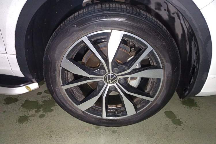 Used Volkswagen T-ROC 2023 300TSI DSG Two-Wheel-Drive Chen Guang Edition Right Front Wheel Hub