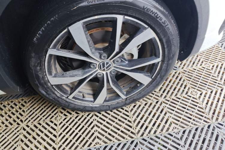 Used Volkswagen T-ROC 2023 300TSI DSG Two-Wheel-Drive Chen Guang Edition Right Front Wheel Hub