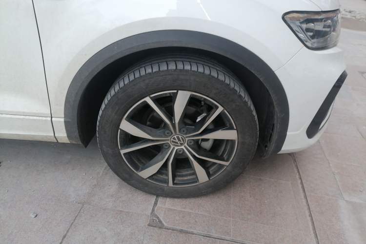 Used Volkswagen T-ROC 2023 300TSI DSG Two-Wheel-Drive Chen Guang Edition Right Front Wheel Hub