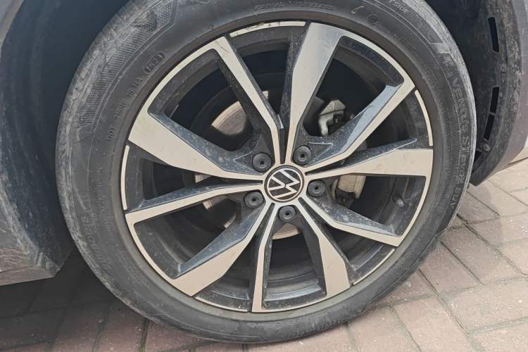 Used Volkswagen T-ROC 2023 300TSI DSG Two-Wheel-Drive Chen Guang Edition Right Front Wheel Hub