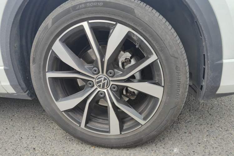 Used Volkswagen T-ROC 2023 300TSI DSG Two-Wheel-Drive Chen Guang Edition Right Front Wheel Hub