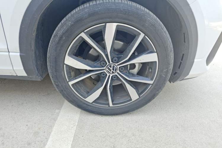 Used Volkswagen T-ROC 2023 300TSI DSG Two-Wheel-Drive Chen Guang Edition Right Front Wheel Hub