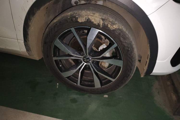 Used Volkswagen T-ROC 2023 300TSI DSG Two-Wheel-Drive Chen Guang Edition Right Front Wheel Hub