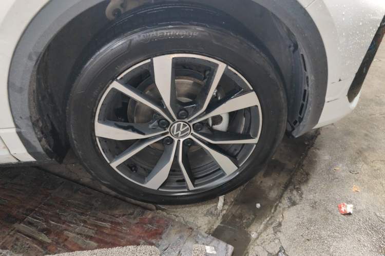 Used Volkswagen T-ROC 2023 300TSI DSG Two-Wheel-Drive Chen Guang Edition Right Front Wheel Hub
