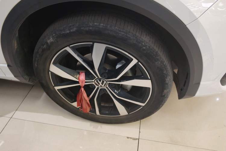 Used Volkswagen T-ROC 2023 300TSI DSG Two-Wheel-Drive Chen Guang Edition Right Front Wheel Hub