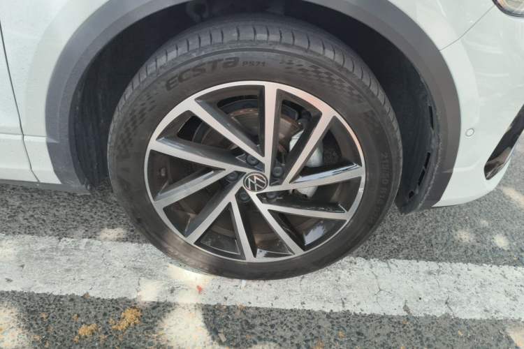 Used Volkswagen T-ROC 2023 300TSI DSG Two-Wheel-Drive Chen Guang Edition Right Front Wheel Hub