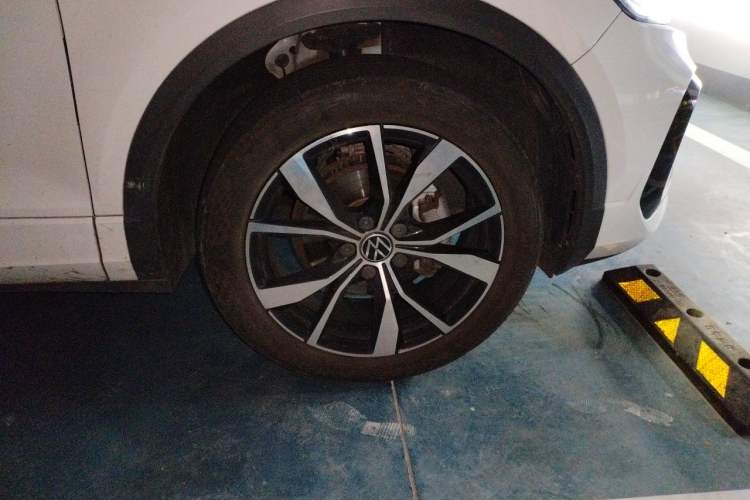 Used Volkswagen T-ROC 2023 300TSI DSG Two-Wheel-Drive Chen Guang Edition Right Front Wheel Hub