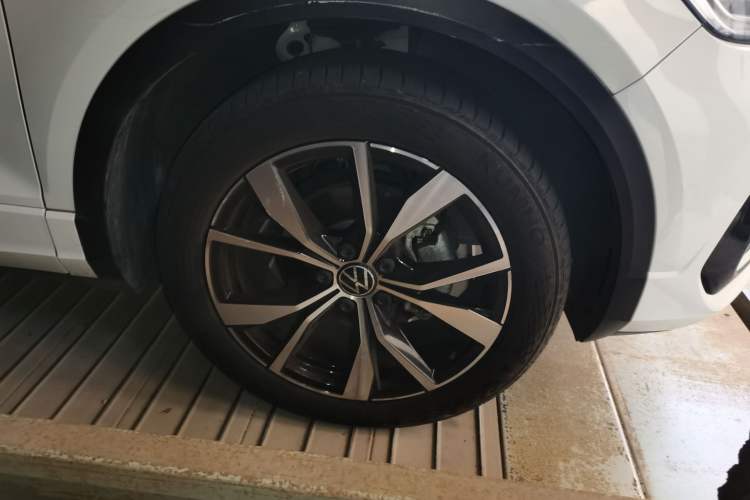 Used Volkswagen T-ROC 2023 300TSI DSG Two-Wheel-Drive Chen Guang Edition Right Front Wheel Hub