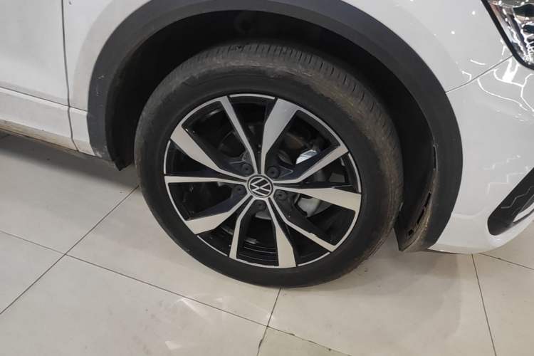Used Volkswagen T-ROC 2023 300TSI DSG Two-Wheel-Drive Chen Guang Edition Right Front Wheel Hub