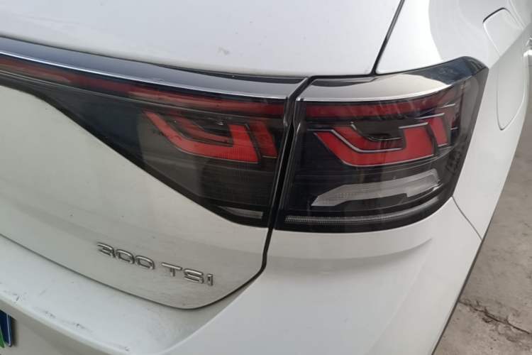 Used Volkswagen T-ROC 2023 300TSI DSG Two-Wheel-Drive Chen Guang Edition Right Rear Taillight