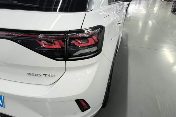 Used Volkswagen T-ROC 2023 300TSI DSG Two-Wheel-Drive Chen Guang Edition Right Rear Taillight