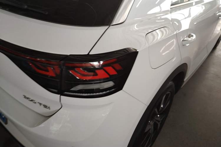 Used Volkswagen T-ROC 2023 300TSI DSG Two-Wheel-Drive Chen Guang Edition Right Rear Taillight