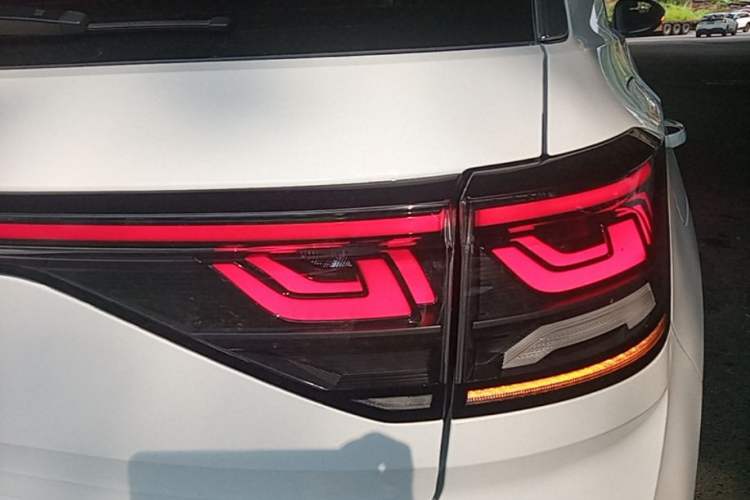 Used Volkswagen T-ROC 2023 300TSI DSG Two-Wheel-Drive Chen Guang Edition Right Rear Taillight