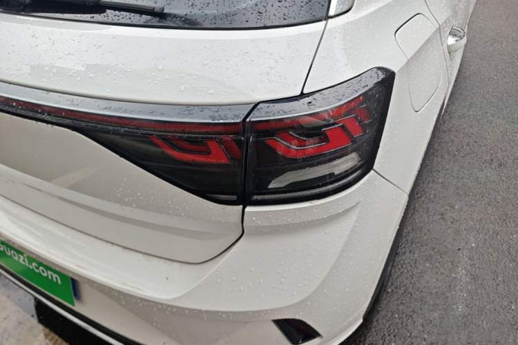 Used Volkswagen T-ROC 2023 300TSI DSG Two-Wheel-Drive Chen Guang Edition Right Rear Taillight