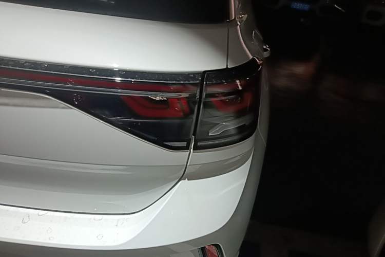 Used Volkswagen T-ROC 2023 300TSI DSG Two-Wheel-Drive Chen Guang Edition Right Rear Taillight