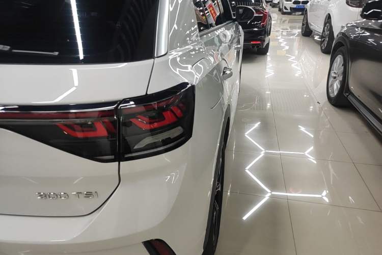 Used Volkswagen T-ROC 2023 300TSI DSG Two-Wheel-Drive Chen Guang Edition Right Rear Taillight