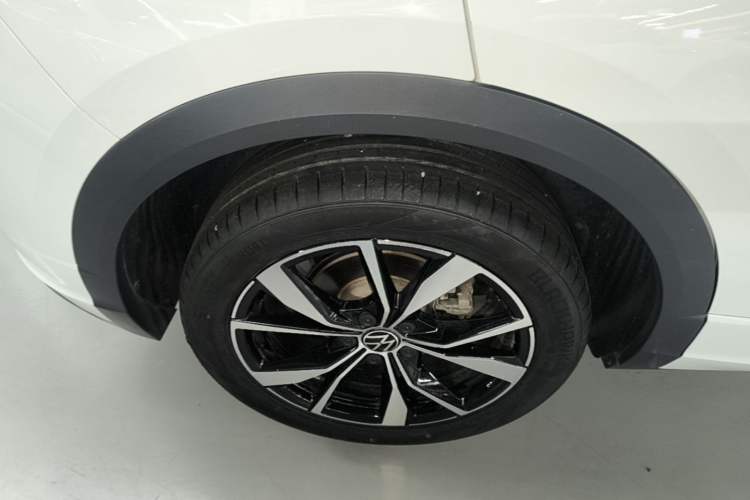 Used Volkswagen T-ROC 2023 300TSI DSG Two-Wheel-Drive Chen Guang Edition Right Rear Wheel Hub