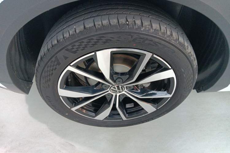 Used Volkswagen T-ROC 2023 300TSI DSG Two-Wheel-Drive Chen Guang Edition Right Rear Wheel Hub