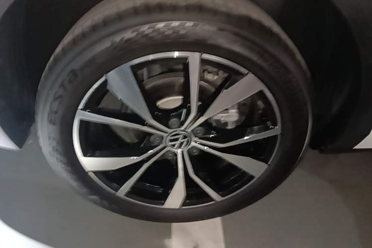 Used Volkswagen T-ROC 2023 300TSI DSG Two-Wheel-Drive Chen Guang Edition Right Rear Wheel Hub