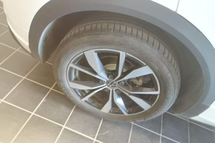 Used Volkswagen T-ROC 2023 300TSI DSG Two-Wheel-Drive Chen Guang Edition Right Rear Wheel Hub