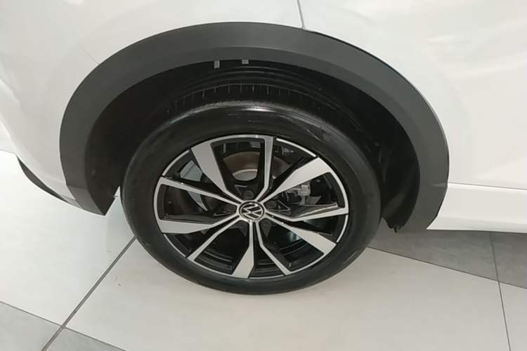 Used Volkswagen T-ROC 2023 300TSI DSG Two-Wheel-Drive Chen Guang Edition Right Rear Wheel Hub