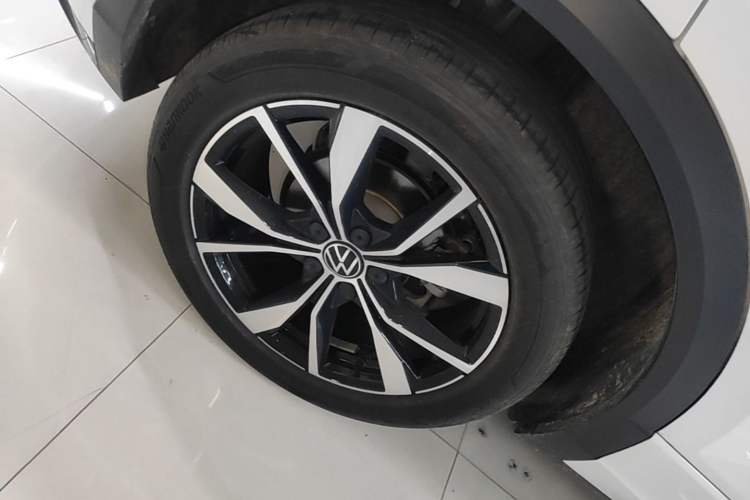 Used Volkswagen T-ROC 2023 300TSI DSG Two-Wheel-Drive Chen Guang Edition Right Rear Wheel Hub