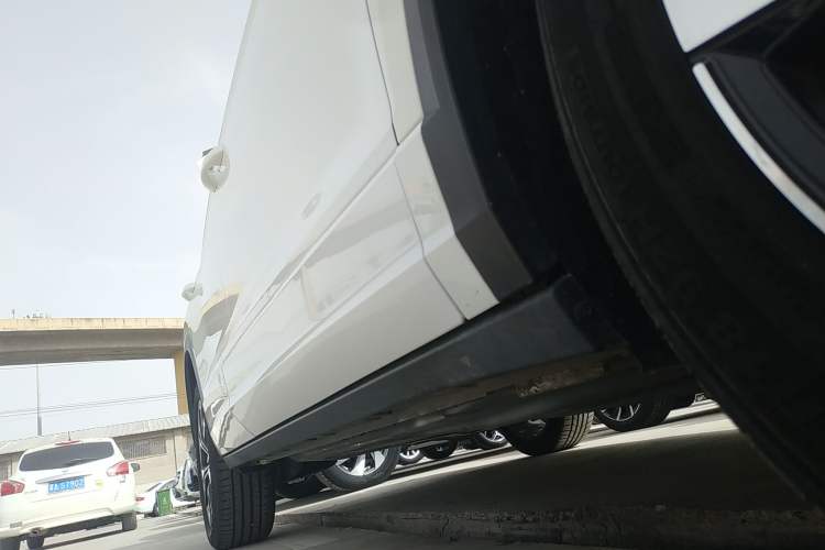 Used Volkswagen T-ROC 2023 300TSI DSG Two-Wheel-Drive Chen Guang Edition Right Side Sill