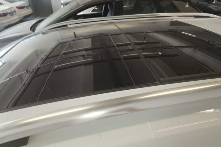 Used Volkswagen T-ROC 2023 300TSI DSG Two-Wheel-Drive Chen Guang Edition Roof