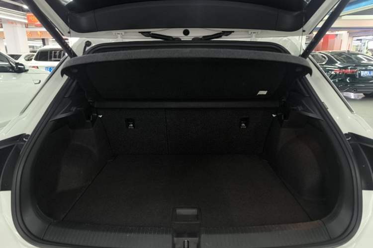Used Volkswagen T-ROC 2023 300TSI DSG Two-Wheel-Drive Chen Guang Edition Trunk