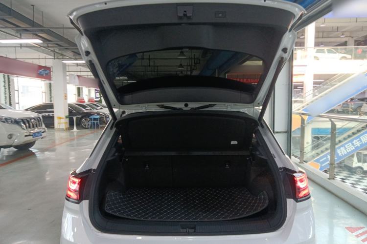 Used Volkswagen T-ROC 2023 300TSI DSG Two-Wheel-Drive Chen Guang Edition Trunk